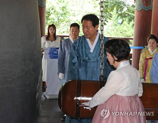 광복절 맞아 타종하는 오세훈 서울시장 (서울=연합뉴스) 김성민 기자 = 15일 오전 서울 종로구 보신각에서 열린 제78주년 광복절 기념 타종 행사에서 오세훈 서울시장이 애국지사 후손들과 함께 타종하고 있다. 2023.8.15 ksm7976@yna.co.kr