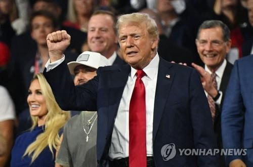 미 공화 전당대회에서 주먹쥔 팔 들어 보이는 트럼프  [AFP 연합뉴스 자료사진]