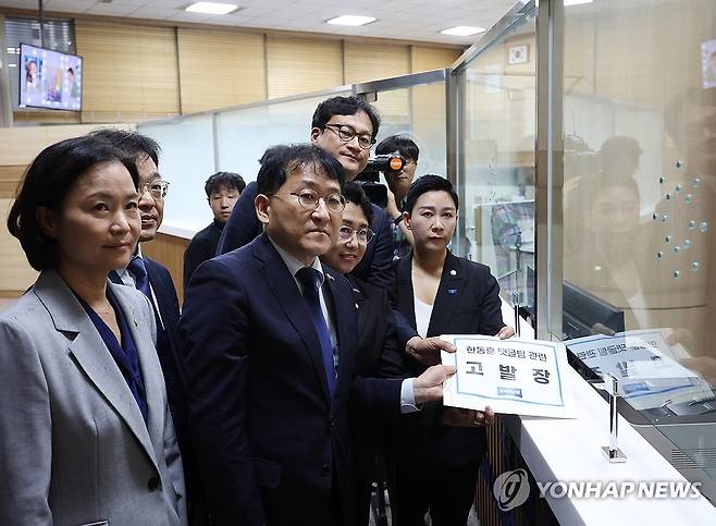 조국혁신당, '한동훈 댓글팀' 관련 고발장 접수 (서울=연합뉴스) 이지은 기자 = 조국혁신당 차규근 의원 등이 22일 서울 서대문구 경찰청 국가수사본부에서 국민의힘 한동훈 후보의 법무부 장관 시절 댓글팀 운영 의혹과 관련 고발장을 민원실에 접수하고 있다. 2024.7.22 jieunlee@yna.co.kr