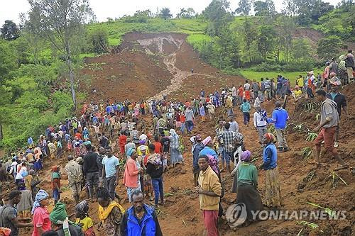 산사태로 주민이 매몰된 에티오피아 남부 산악 마을 [Isayas Churga/고파 지역정부 공보실 via AP=연합뉴스]