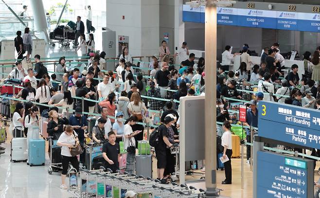 16일 인천국제공항 제1여객터미널 출국장에서 여름 휴가철을 맞아 해외로 출국하려는 여행객들이 탑승수속을 위해 기다리고 있다.(사진=연합뉴스)