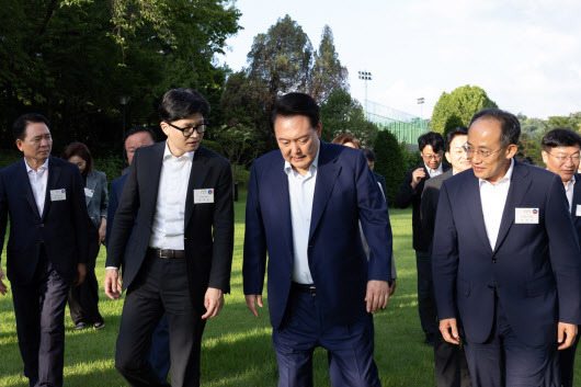 윤석열 대통령이 24일 오후 서울 용산구 대통령실 청사에서 신임 지도부와 만찬에 앞서 한동훈 국민의힘 신임 대표와 대화를 나누고 있다.(사진=대통령실, 뉴스1)