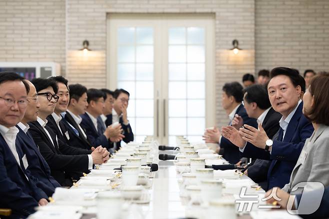 윤석열 대통령이 24일 오후 서울 용산구 대통령실 앞 파인그라스에서 열린 열린 국민의힘 신임지도부 만찬에서 모두발언을 하고 있다. (대통령실 제공) 2024.7.24/뉴스1 ⓒ News1 박지혜 기자