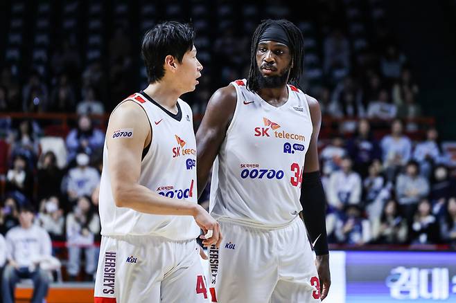 SK 오세근이 자밀 워니와 경기 중 얘기를 나누고 있다. 사진 | KBL