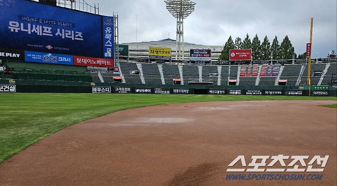 24일 부산 사직구장. 밤새 내린 폭우로 그라운드에 물이 빠지지 않았다. 부산=권인하 기자