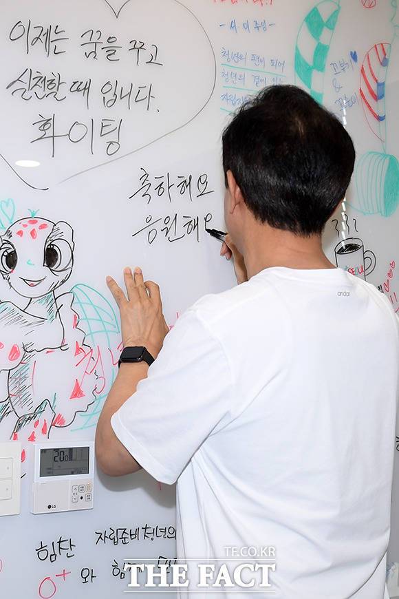 서울시가 자립준비청년들의 안정적인 홀로서기를 위해 주거부터 취업지원까지 맞춤형 지원을 가동한다. 오세훈 서울시장이 2023년 7월 6일 오후 서울 용산구 베르디움프렌즈 아파트 내 자립준비청년 전용공간 '영플러스 서울'에서 열린 개소식에 참석해 시설 라운딩을 하고 있다. /서예원 기자