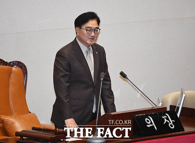 우원식 국회의장이 24일 국회에서 기자회견을 열어 방송 4법과 관련해 "상황의 변화가 없다면 본회의에 부의된 법안에 대해 내일부터 순차적으로 처리해 나갈 수밖에 없다"고 말했다. /배정한 기자