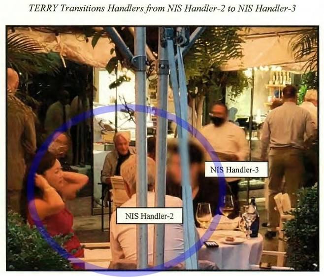 수미 테리가 워싱턴 주재 한국 대사관에 외교관 신분으로 파견된 국정원 직원 2명(핸들러 1, 2)과 맨해튼 한 그리스 식당에서 식사를 하는 모습.  미 법무부는 공소장에 이같이 수사 중 비밀 카메라로 찍은 사진을 공개했다. /미 연방검찰