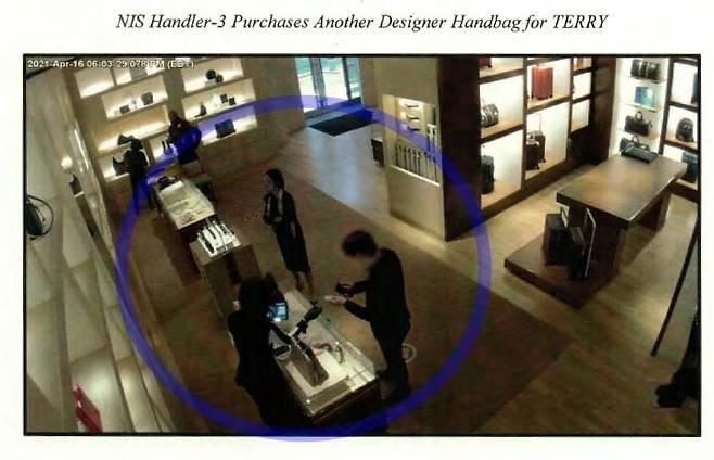 수미 테리가 워싱턴 D.C. 명품샵에서 고른 가방을 주미 대사관 소속 국정원 직원이 결제하는 모습. 미 정부는 보안 카메라로 촬영한 이 사진을 수미 테리 공소장에 게재했다. /미 연방검찰