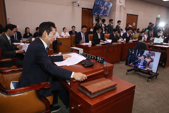 정청래 법사위원장이 24일 오전 서울 여의도 국회에서 열린 법제사법위원회 전체회의에서 의사봉을 두드리고 있다. /뉴스1