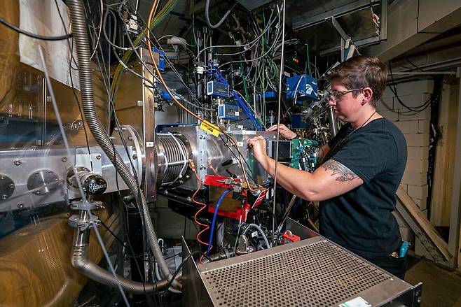 재클린 게이츠 미국 로렌스버클리국립연구소 연구원이 116번 원소인 리버모륨의 원자를 분리하고 있다./미국 로렌스버클리국립연구소