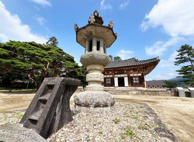 실상사 석등과 돌계단. ‘청소년이 만든 문화재 안내판’에 그 용도가 적혀 있다.