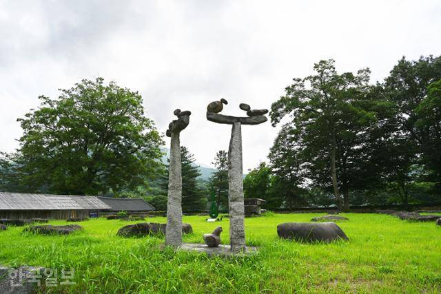 실상사 목탑이 있던 자리에 소박하게 돌솟대를 세워 놓았다.