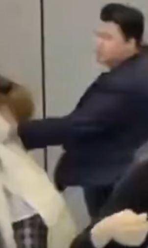 지난해 공항에서 그룹 보이넥스트도어 경호원에 밀쳐진 팬의 모습. 엑스(구 트위터) 캡처