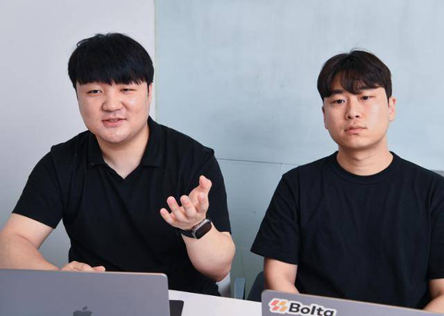 전자세금계산서 발행을 자동화한 서비스를 개발한 스타트업 볼타코퍼레이션의 공동 창업자인 이문혁(오른쪽) 대표와 진태양 기술총괄(CTO)이 서울 세종대로 한국일보사에서 창업 과정을 설명하고 있다. 임은재 인턴기자