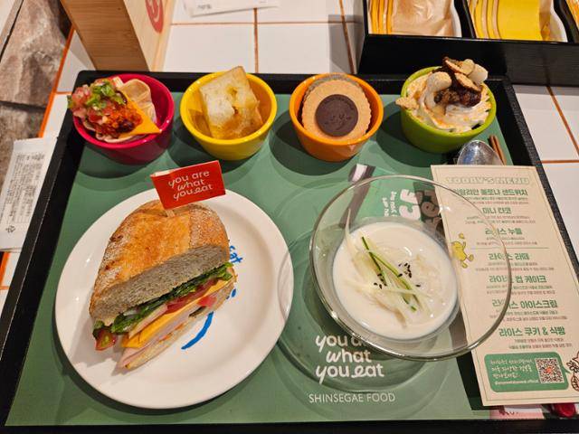 신세계푸드가 19일 서울 강남구 코엑스 '유아왓유잇' 매장에서 열린 신제품 설명회에서 제공한 브런치 사진. 해당 음식들은 모두 신세계푸드가 개발한 식물성 재료로 만들어졌다. 박준석 기자