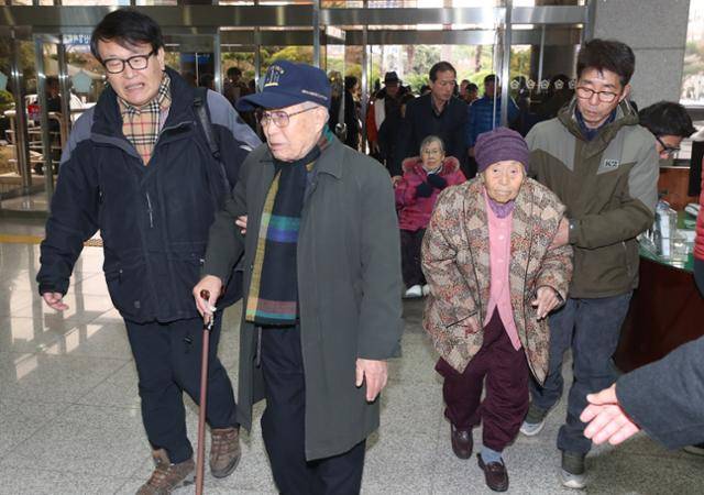 2019년 70년간 수형인이라는 낙인 속에 억울하게 살아온 제주 4·3사건 피해자들이 군사재판 재심 청구 사건 선고를 앞두고 제주지법 법정으로 향하고 있다. 연합뉴스