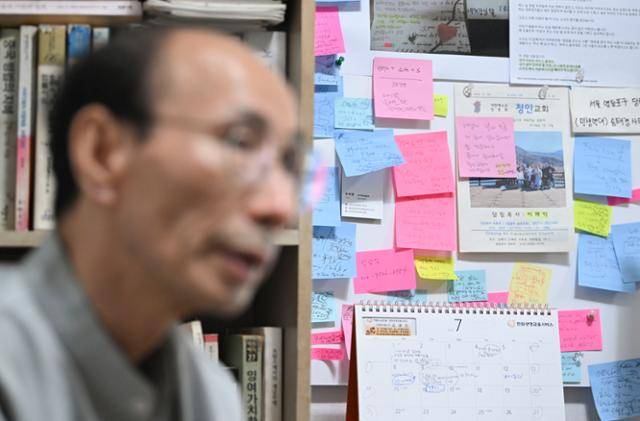 서울 영등포구 민생연대 사무실에 사채 피해자 감사 메시지와 업무 메모가 빼곡하게 붙어있다. 신용주 인턴기자