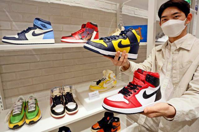지난 2021년 롯데백화점 영등포점 1층에 설치됐던 스니커즈 리셀숍. 한국일보 자료사진