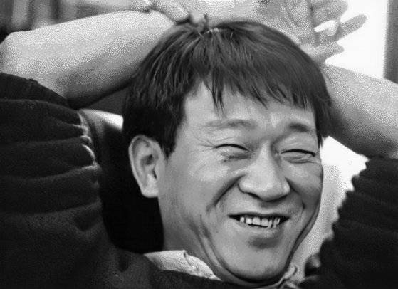 김민기 전 학전 대표가 생전에 중앙일보 인터뷰에서 활짝 웃고 있다. 그는 연명의료계획서에 서명한 후 억지로 연명하지 않고 순리대로 떠났다. 중앙포토