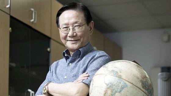 서울시 한 오피스텔 작업실에서 만난 이원복 교수는 “요즘 외국인들이 한국의 치안이나 지하철을 칭찬하는 유튜브가 봇물인데 우쭐하면 안 된다”며 “정말 나라를 자랑하고 싶다면 공적 원조를 늘려 ‘사랑받는 선진국’이 되는 것이 정답”이라고 강조했다. 장진영 기자