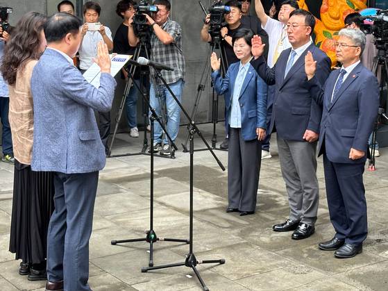 제주관광인들이 지난 15일 오전 제주시 아라동 제주종합비즈니스센터에서 열린 제주관광불편신고센터 개소식에서 '제주관광 이미지 개선 및 수용태세 확립을 위한 결의'를 하고 있다. 최충일 기자