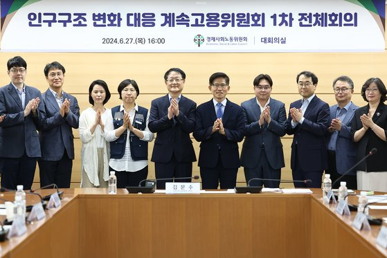 27일 오후 서울 종로구 경제사회노동위원회에서 열린 인구구조 변화 대응 계속고용위원회 발족 및 1차 전체회의에서 김문수 경사노위원장을 비롯한 참석자들이 기념촬영을 하고 있다. 연합뉴스