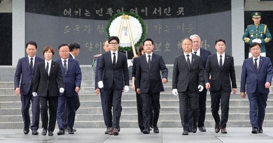 한동훈 국민의힘 대표와 당 신임 지도부가 24일 오전 국립서울현충원 현충탑에 참배한 뒤 돌아 나오고 있다. 강정현 기자