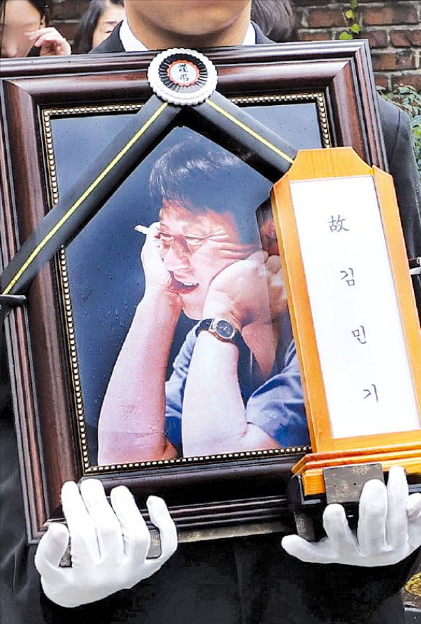 24일 서울 대학로 아르코 꿈밭극장(옛 학전)에서 열린 김민기의 노제에서 고인의 영정이 운구되고 있다. 김범준 기자
