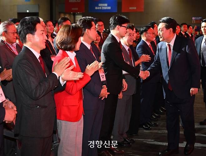 윤석열 대통령이 지난 23일 경기도 고양시 킨텍스에서 열린 국민의힘 제4차 전당대회에서 한동훈 당대표 후보자를 비롯한 후보자들과 인사하고 있다. 박민규 선임기자