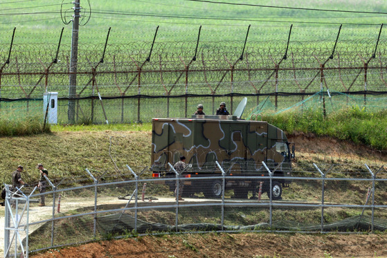 South Korean soldiers work in front of a truck believed to be a mobile loudspeaker at the Paju border crossing on June 10. [NEWS1]