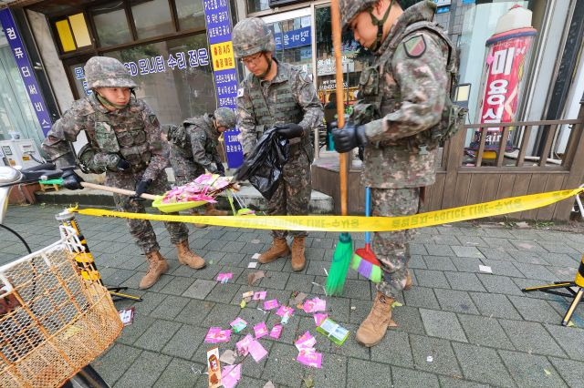 24일 인천 부평구 부평고 인근에 떨어진 북한의 대남 쓰레기 풍선 내용물을 군인들이 수거하고 있다. 연합뉴스