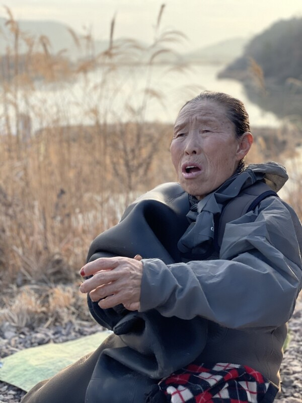 창녕 우포늪에서 물질 하는 임봉순 할매가 잠수복을 입고 있다./임봉순