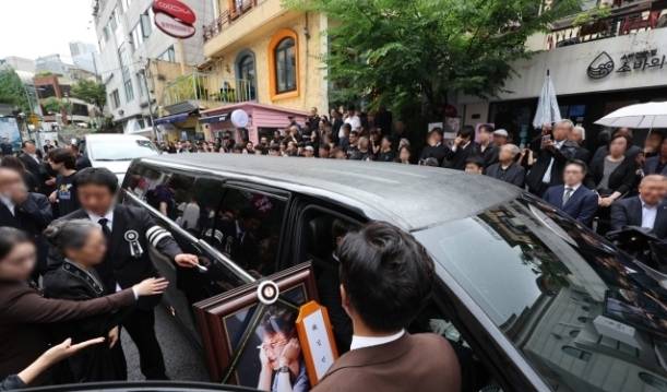 24일 오전 서울 종로구 아르코꿈밭극장에서 대학로 소극장의 상징 '학전'을 30여년간 운영하며 후배 예술인을 배출해 온 가수 김민기의 발인식을 마치고 유가족들이 떠나고 있다. / 사진=연합뉴스