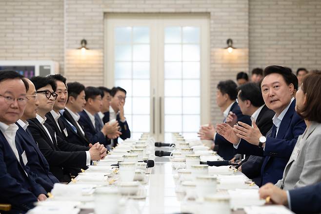 윤석열 대통령이 24일 서울 용산 대통령실 앞 파인그라스에서 국민의힘 한동훈 대표, 추경호 원내대표 등 신임 지도부 및 당 대표 후보 출마자들을 초청해 만찬을 함께 하고 있다. / 사진=대통령실 제공