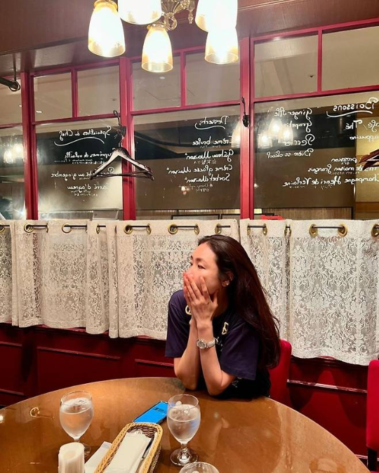 최지우는 독특한 프린팅이 돋보이는 네이비 반팔티를 착용해 시원하고 가벼운 패션을 선보이며 팬들의 눈길을 끌었다. 사진=최지우 SNS