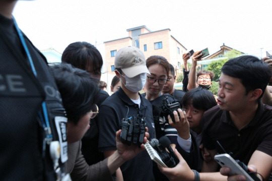 육군 12사단 훈련병 사망사건과 관련해 규정을 위반한 군기훈련(얼차려)을 실시한 혐의로 중대장(대위)이 강원 춘천지방법원에서 열린 구속 전 피의자 심문(영장실질심사)에 출석하기 위해 법정으로 향하고 있다. 연합뉴스