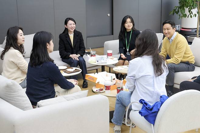 정기선(오른쪽 첫번째) HD현대 부회장이 지난해 사내 어린이집에 자녀를 등원시키는 여성 직원과 간담회를 하고 있는 모습. [HD현대 제공]