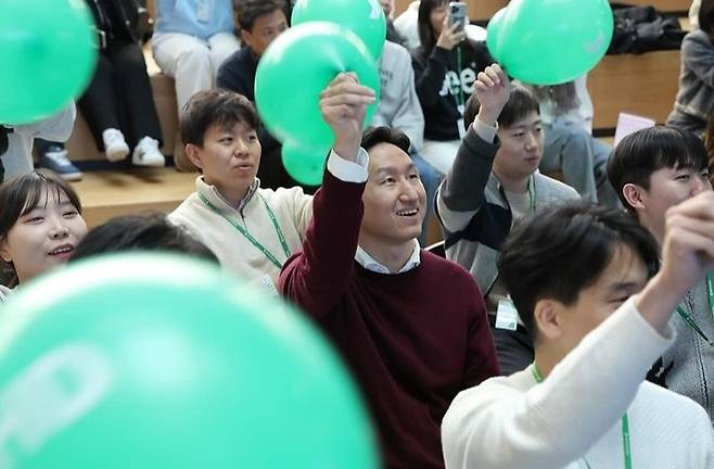 정기선(가운데) HD현대 부회장이 지난해 연말에 진행된 사내 노래경연 대회에 참석한 모습 [HD현대 제공]