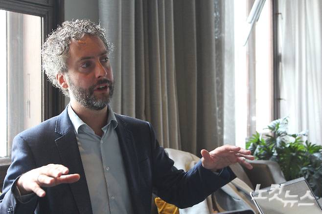 수령 50년이 노목으로 적합하지 않다는 시각도 있다. 국제 환경단체 자연과환경(Nature & Environment)의 피터 드종 에너지 프로그램 리더. 암스테르담=정재림 기자