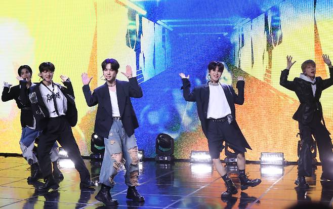 디그니티가 데뷔곡 '식혀' 무대를 하는 모습. 연합뉴스