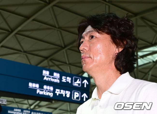 [OSEN=인천공항, 김성락 기자] 15일 오전 대한민국 축구대표팀의 새 감독으로 선임된 홍명보 감독이 인천국제공항을 통해 유럽으로 출국했다. 홍명보 감독은 자신과 함께할 외국인 코칭스태프 선임 관련 업무를 소화할 예정이다. 홍명보 감독이 출국장으로 향하고 있다. 2024.07.15 / ksl0919@osen.co.kr