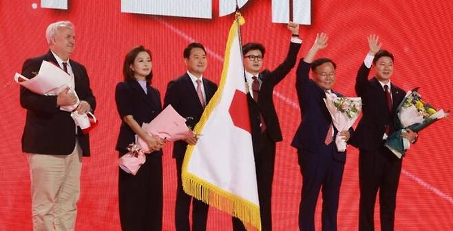 23일 경기 고양 킨텍스에서 열린 제4차 국민의힘 전당대회에서&nbsp;선출된 국민의힘 지도부. 왼쪽부터 인요한, 김민전, 장동혁 최고위원, 한동훈 대표, 김재원, 진종오 최고위원. 뉴시스