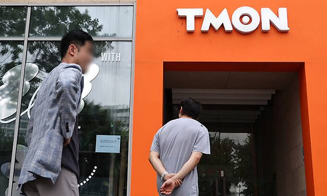 24일 오전 서울 강남구 티몬 사옥 앞에서 대금 정산 지연 피해를 호소하는 구매자와 판매자가 사옥 내 인기척을 확인하고 있다. 뉴시스