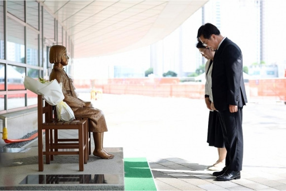 24일 김동연 경기도지사가 부인 정우영 여사와 함께 경기도청·경기도의회 청사 앞 소녀상에 헌화 후 묵념을 하고 있다. (경기도 제공)