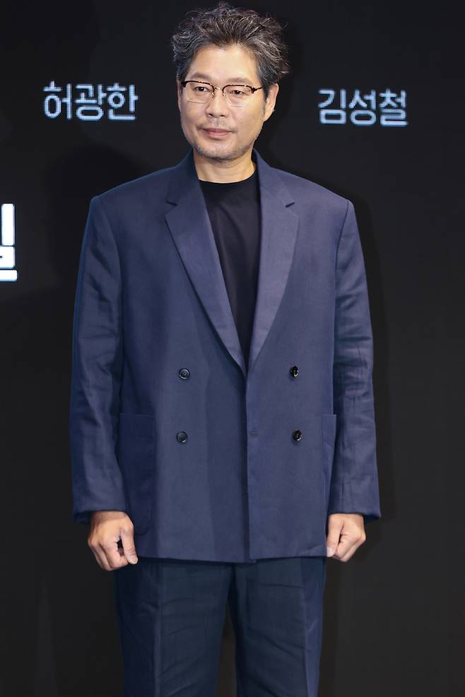 배우 유재명이 24일 서울 여의도 콘래드호텔에서 열린 디즈니+ ‘노웨이 아웃:더 룰렛’ 제작발표회에서 포즈를 취하고 있다. 사진 연합뉴스