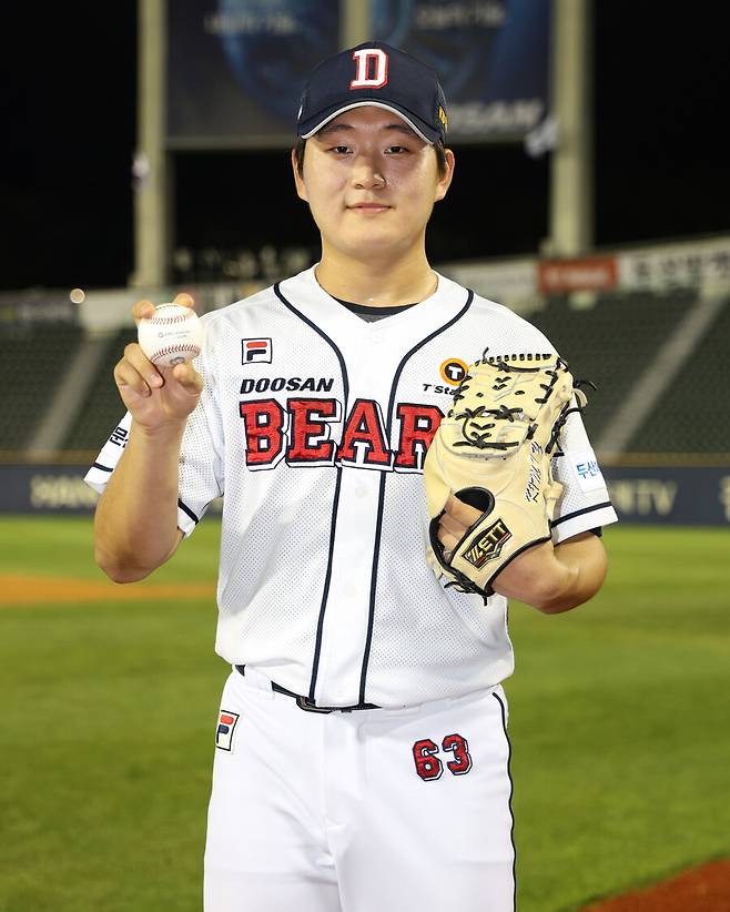 ▲ KBO 역대 최연소 10세이브 기념구를 들고 있는 두산 베어스 김택연 ⓒ 두산 베어스