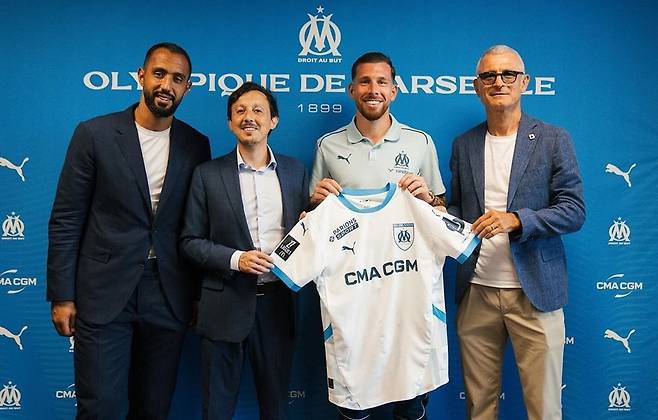 ▲ 올랭피크 마르세유 입단식에서 피에르 에밀 호이비에르.