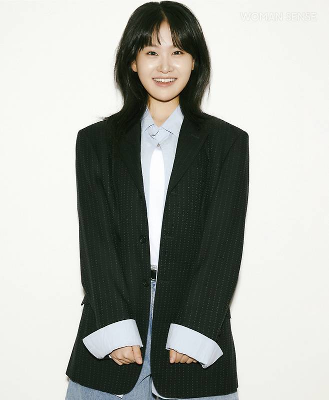 스카이블루 셔츠 바이모노, 이너 톱 자라, 데님 쇼츠 위드아웃썸머, 재킷, 벨트, 네크리스 모두 스타일리스트 소장품