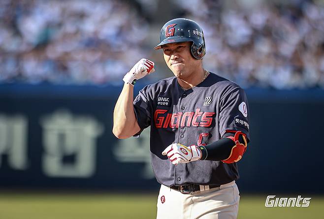 롯데 외야수 전준우는 23일 사직구장에서 열린 '2024 신한 SOL Bank KBO 리그' LG와 주중 3연전 첫 경기에서 2번타자 좌익수로 선발 출전했다. 시즌 첫 2번타자 출전이었지만, 침묵하며 승리를 이끌지 못했다. 롯데 자이언츠